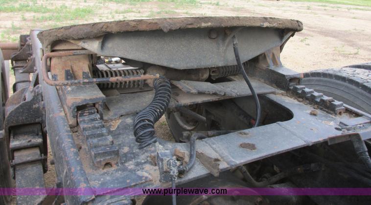 image for item I2518 1987 International F9370 semi truck