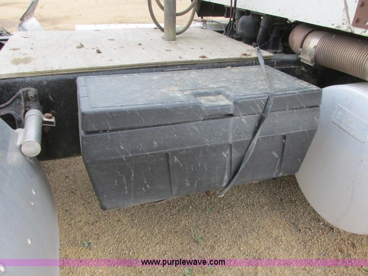 image for item I2518 1987 International F9370 semi truck