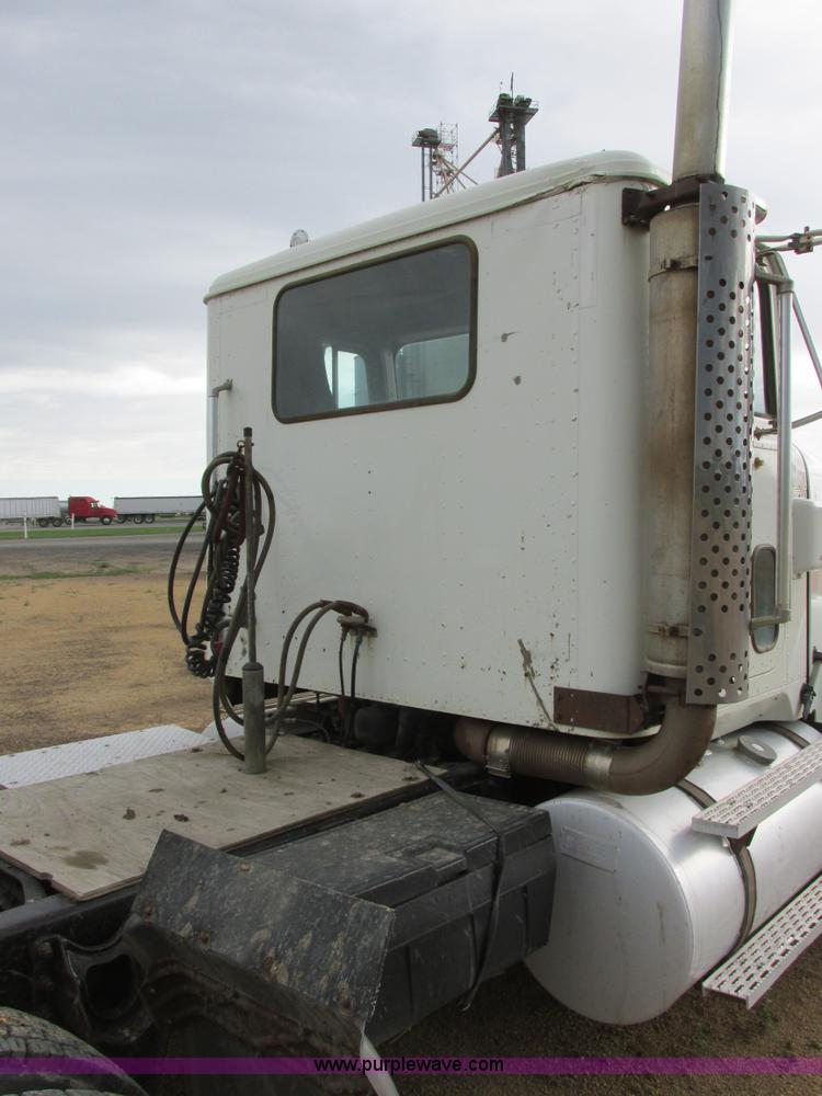 image for item I2518 1987 International F9370 semi truck