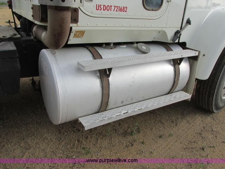 image for item I2518 1987 International F9370 semi truck