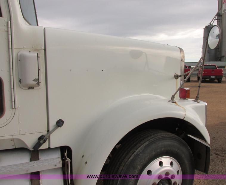 image for item I2518 1987 International F9370 semi truck