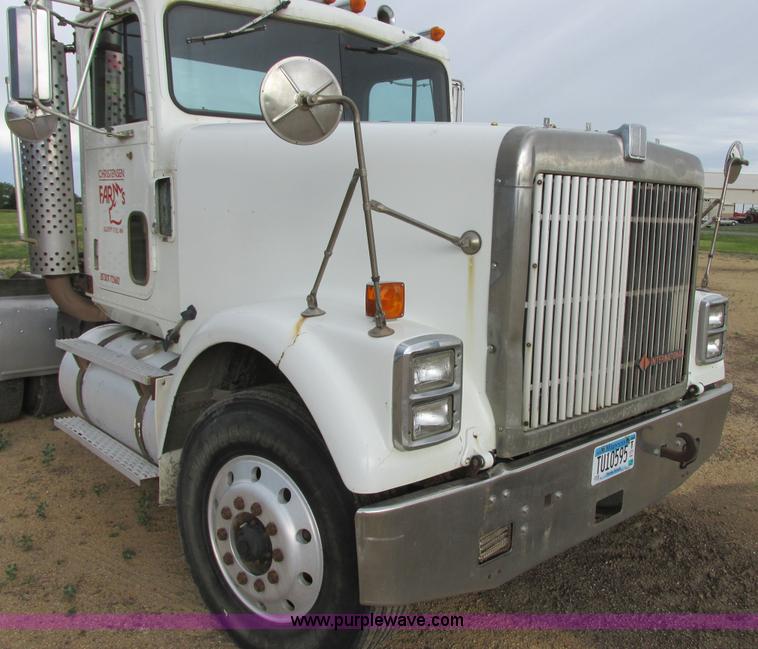 image for item I2518 1987 International F9370 semi truck
