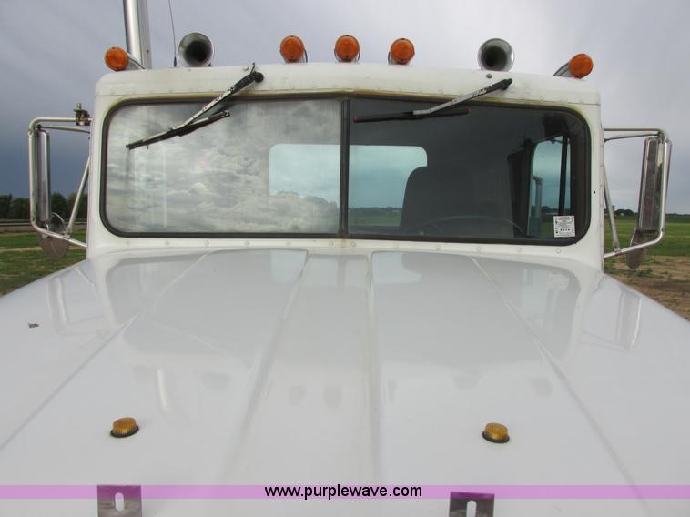 image for item I2518 1987 International F9370 semi truck