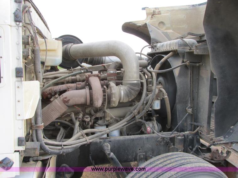 image for item I2518 1987 International F9370 semi truck