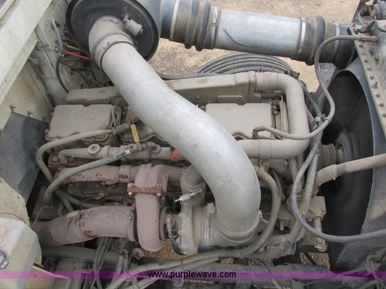 image for item I2518 1987 International F9370 semi truck