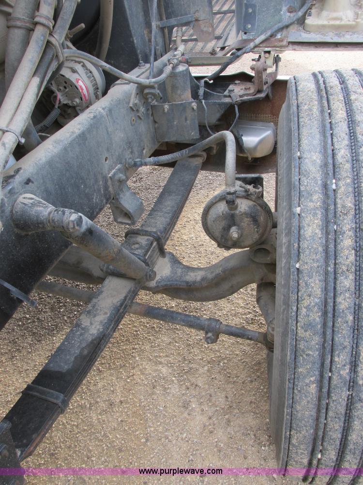 image for item I2518 1987 International F9370 semi truck