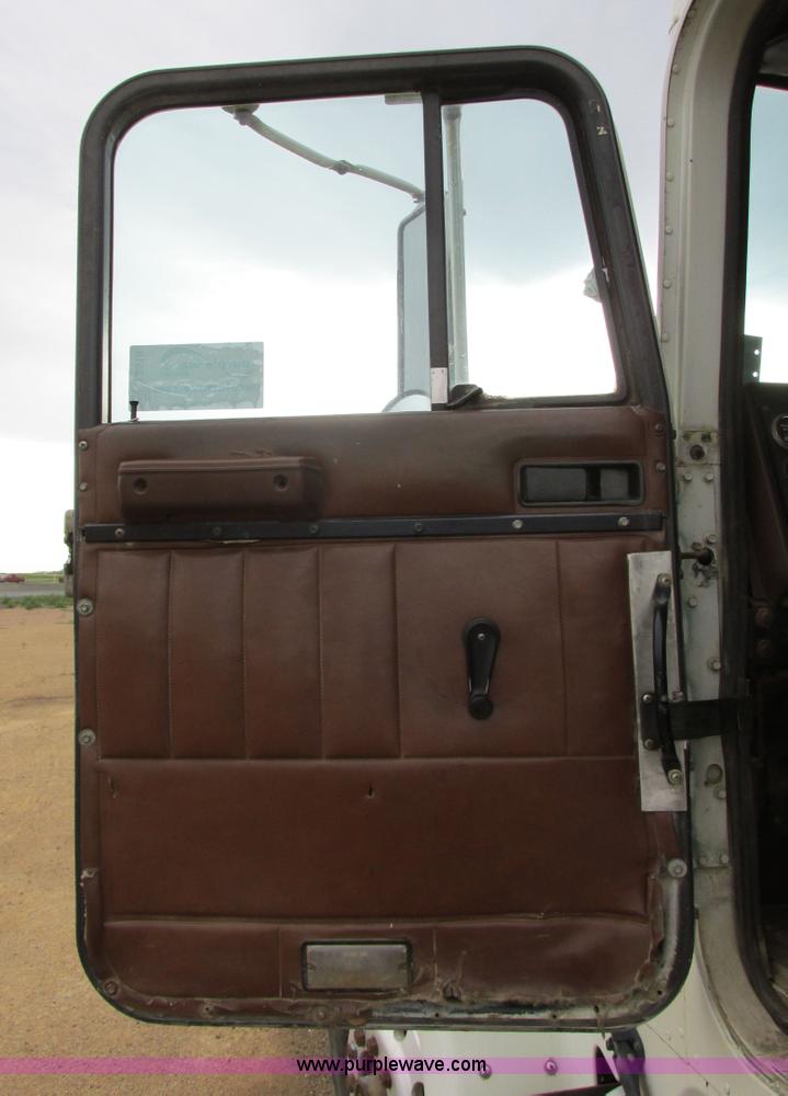 image for item I2518 1987 International F9370 semi truck