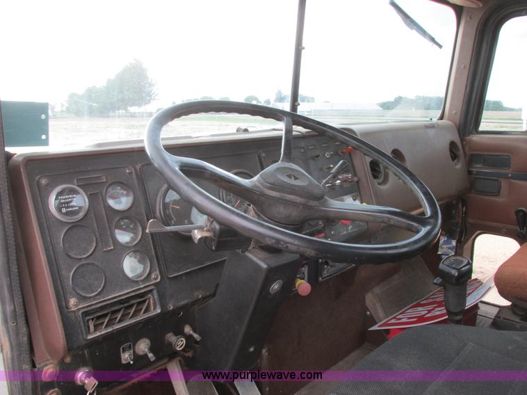 image for item I2518 1987 International F9370 semi truck