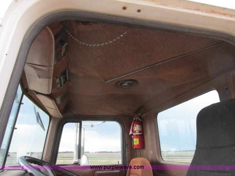 image for item I2518 1987 International F9370 semi truck