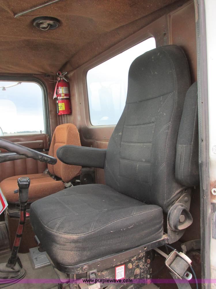 image for item I2518 1987 International F9370 semi truck