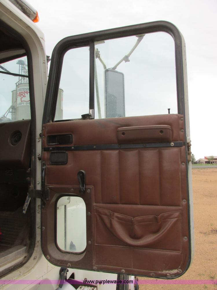 image for item I2518 1987 International F9370 semi truck