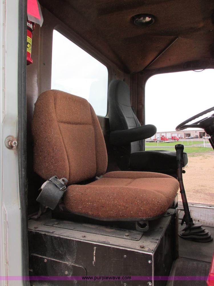 image for item I2518 1987 International F9370 semi truck