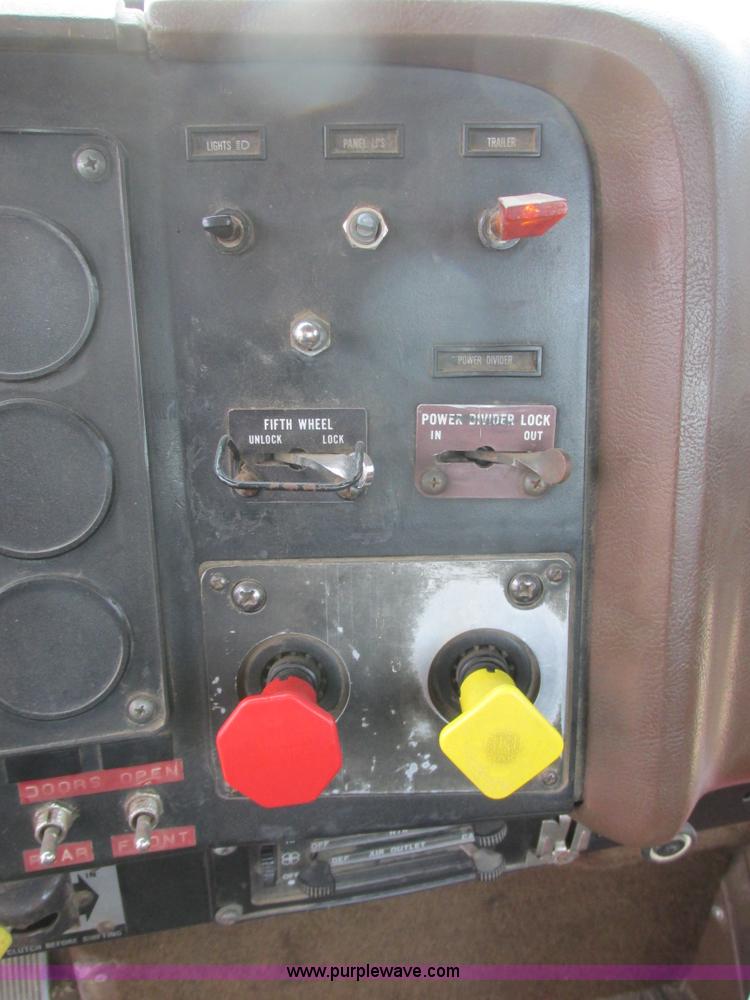 image for item I2518 1987 International F9370 semi truck