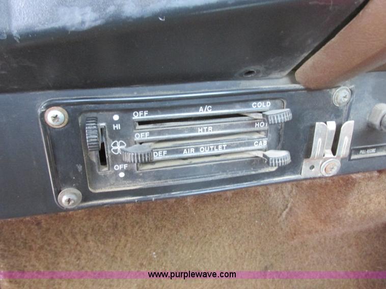 image for item I2518 1987 International F9370 semi truck