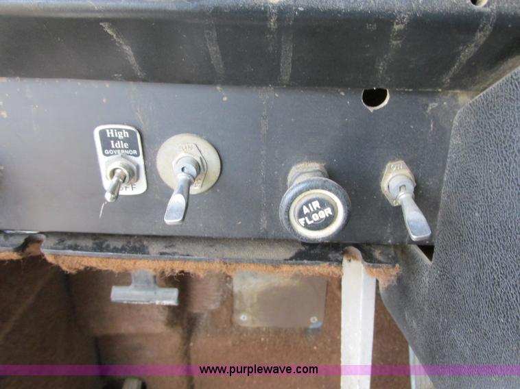 image for item I2518 1987 International F9370 semi truck