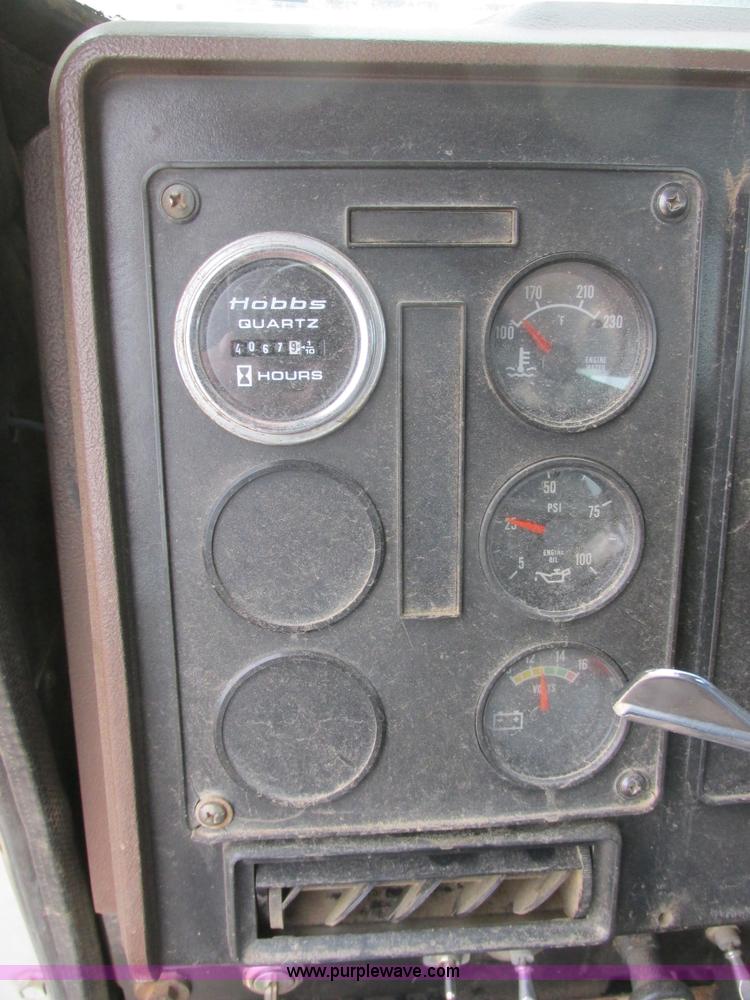 image for item I2518 1987 International F9370 semi truck