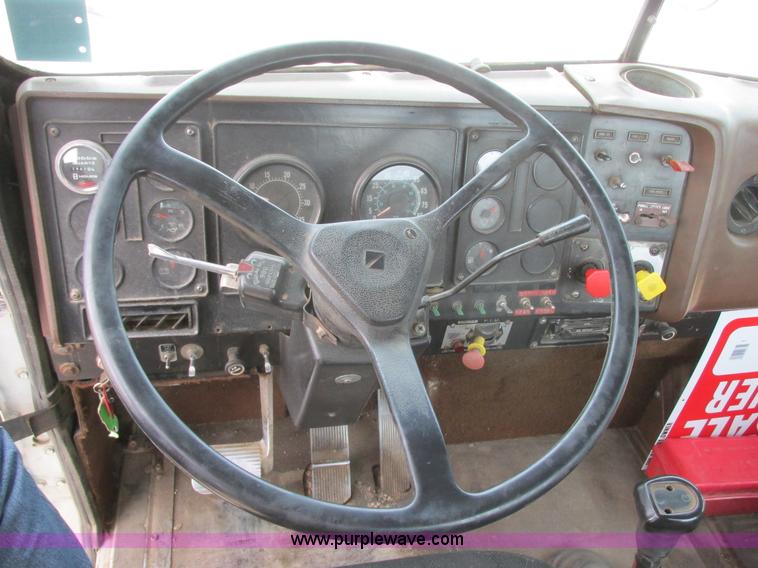 image for item I2518 1987 International F9370 semi truck