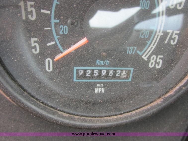 image for item I2518 1987 International F9370 semi truck