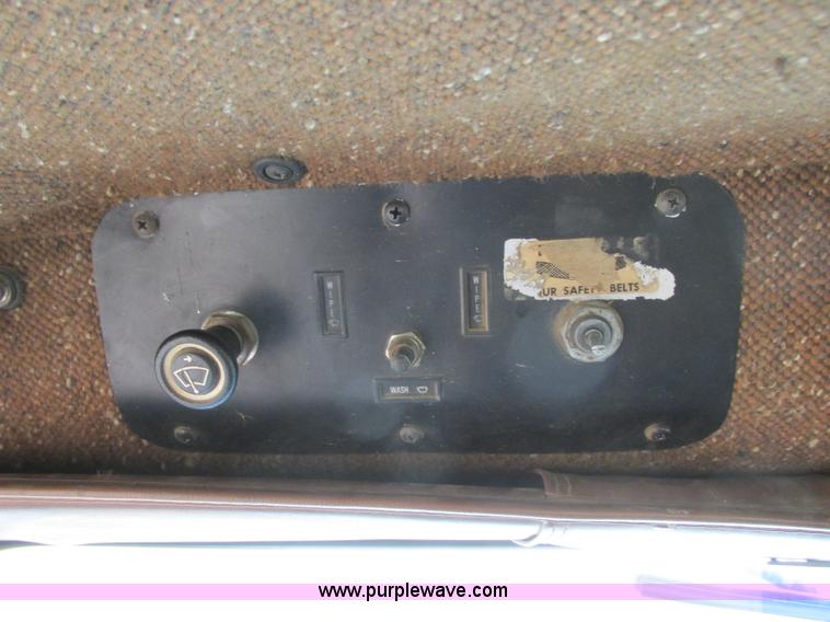 image for item I2518 1987 International F9370 semi truck