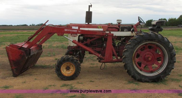 image for item I2519 Farmall 560 tractor