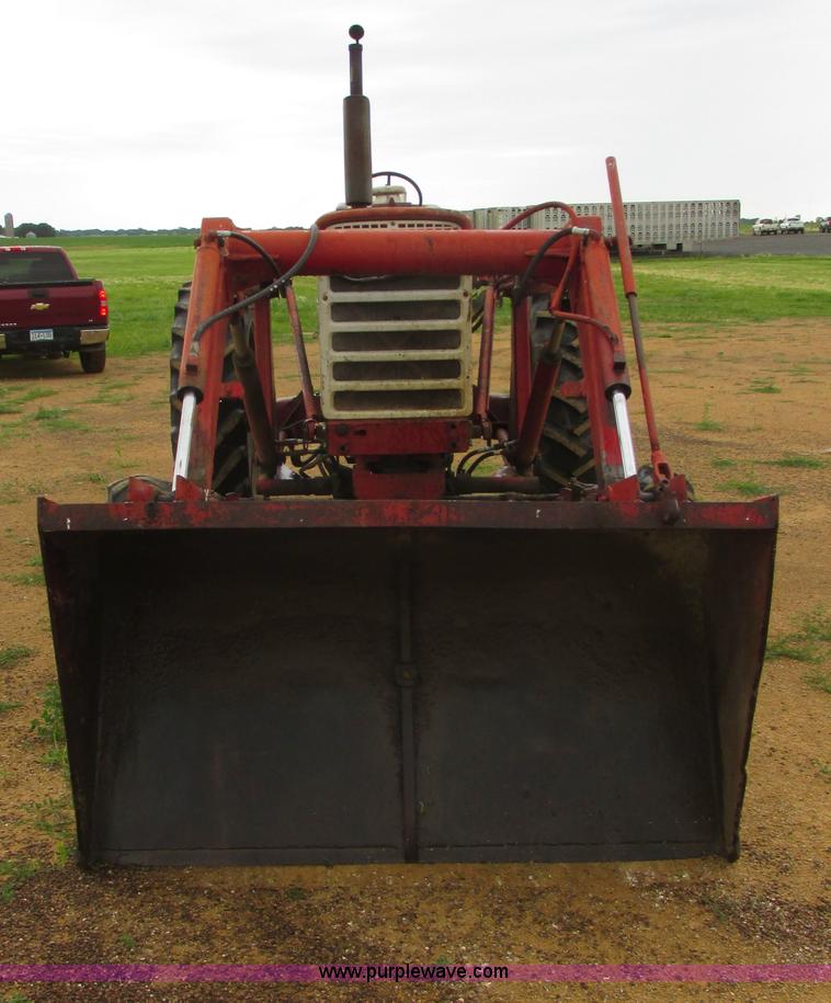 image for item I2519 Farmall 560 tractor