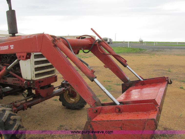 image for item I2519 Farmall 560 tractor