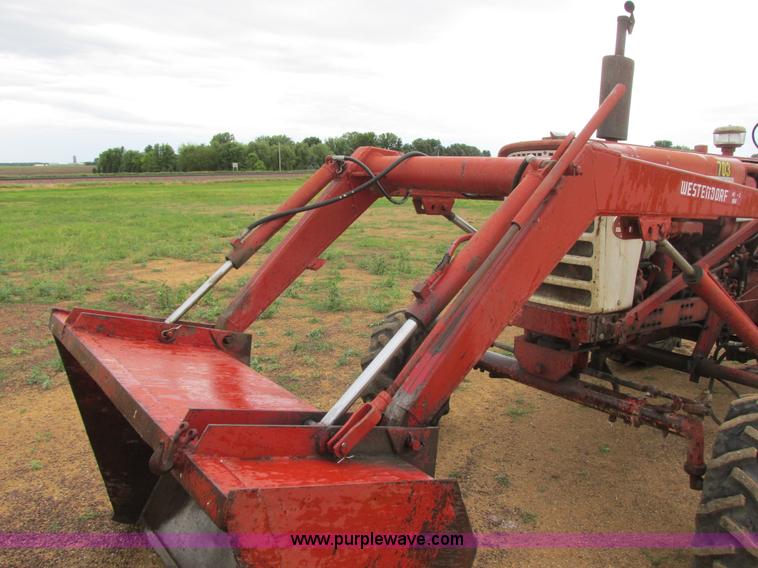 image for item I2519 Farmall 560 tractor