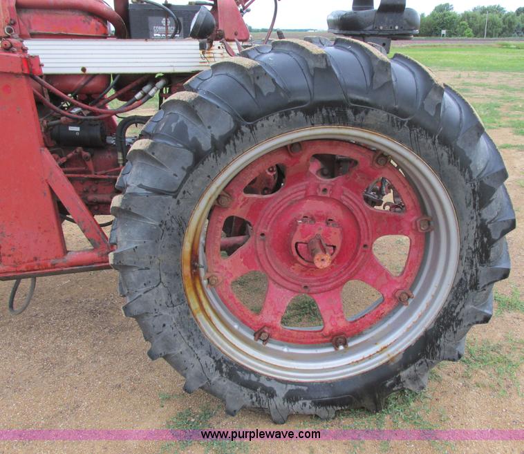 image for item I2519 Farmall 560 tractor