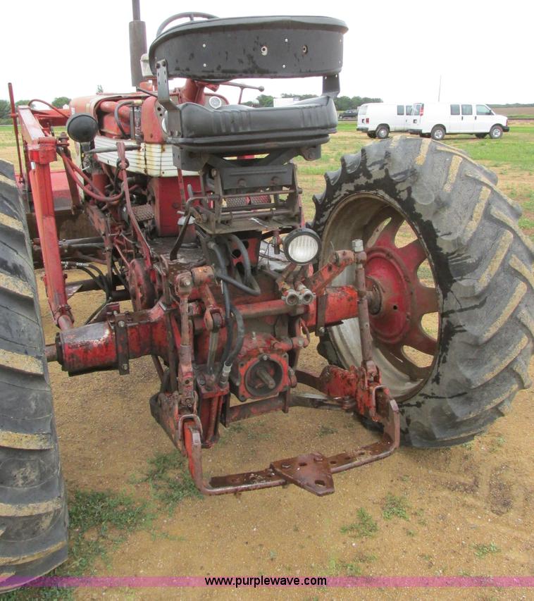 image for item I2519 Farmall 560 tractor