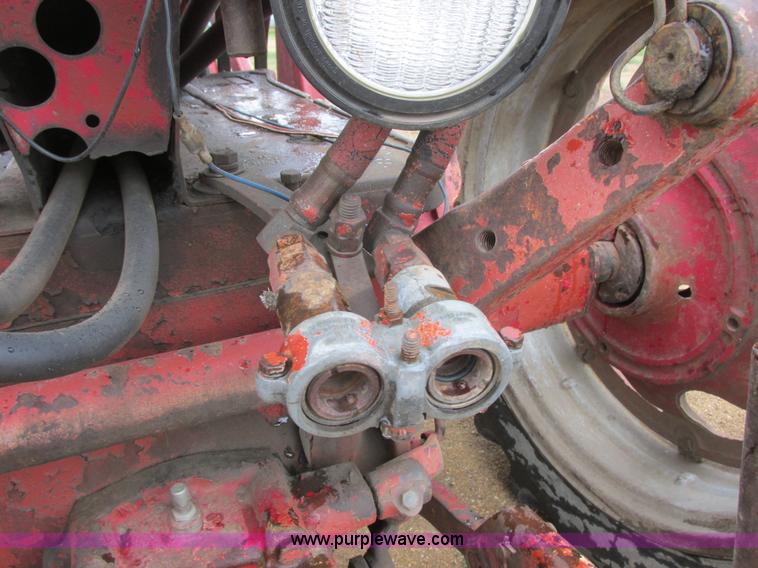 image for item I2519 Farmall 560 tractor