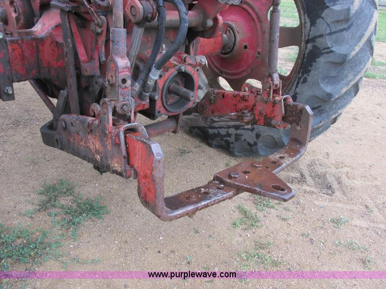 image for item I2519 Farmall 560 tractor