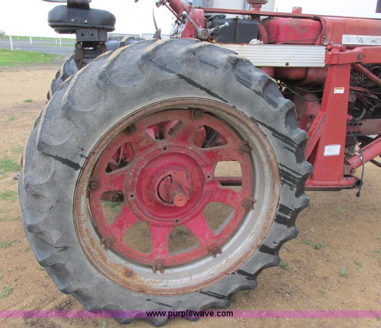 image for item I2519 Farmall 560 tractor