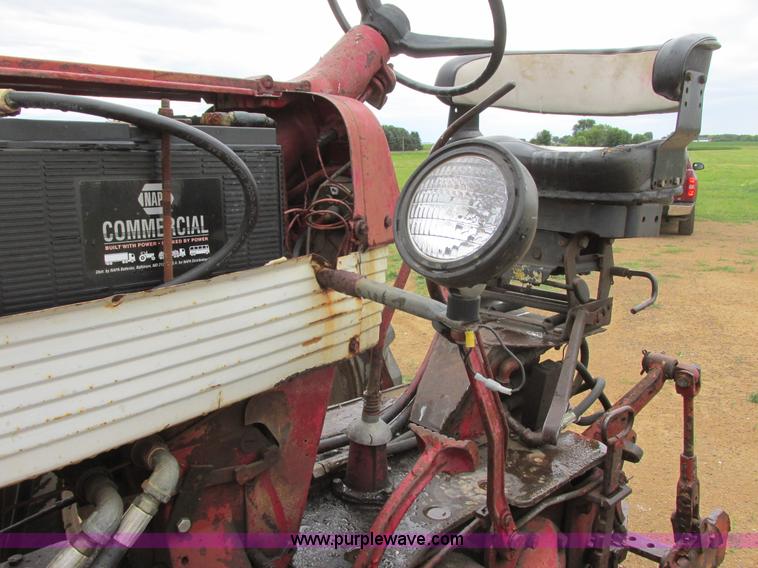 image for item I2519 Farmall 560 tractor