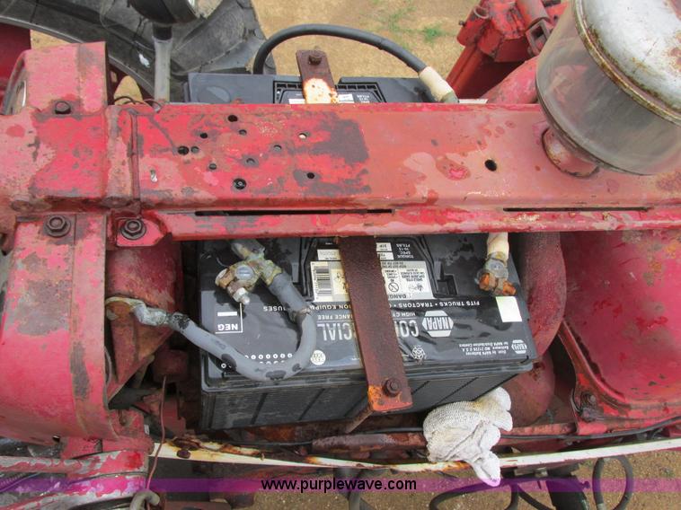 image for item I2519 Farmall 560 tractor