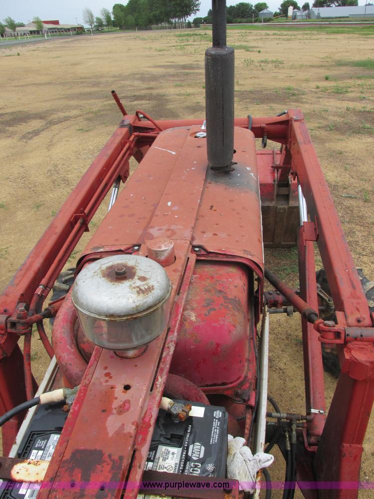 image for item I2519 Farmall 560 tractor