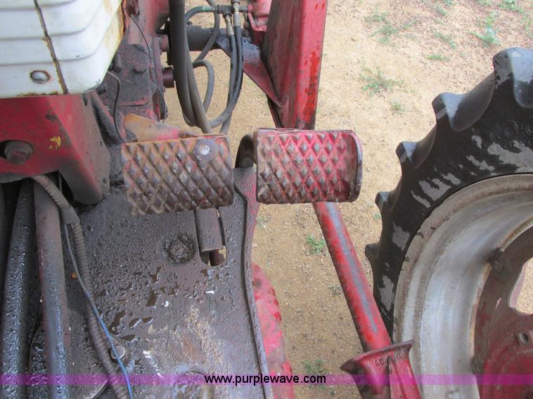 image for item I2519 Farmall 560 tractor