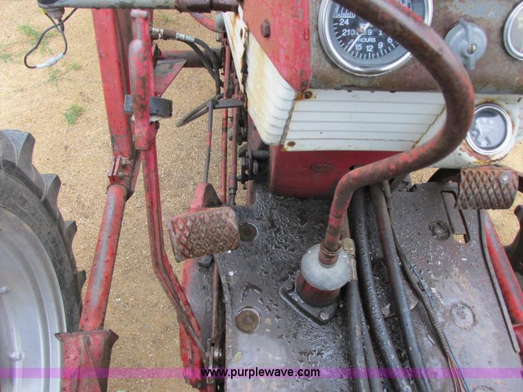 image for item I2519 Farmall 560 tractor
