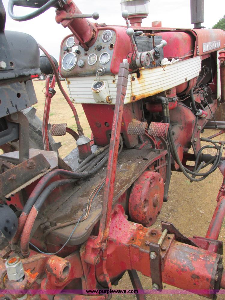 image for item I2519 Farmall 560 tractor