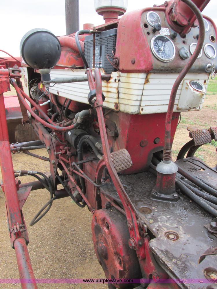 image for item I2519 Farmall 560 tractor
