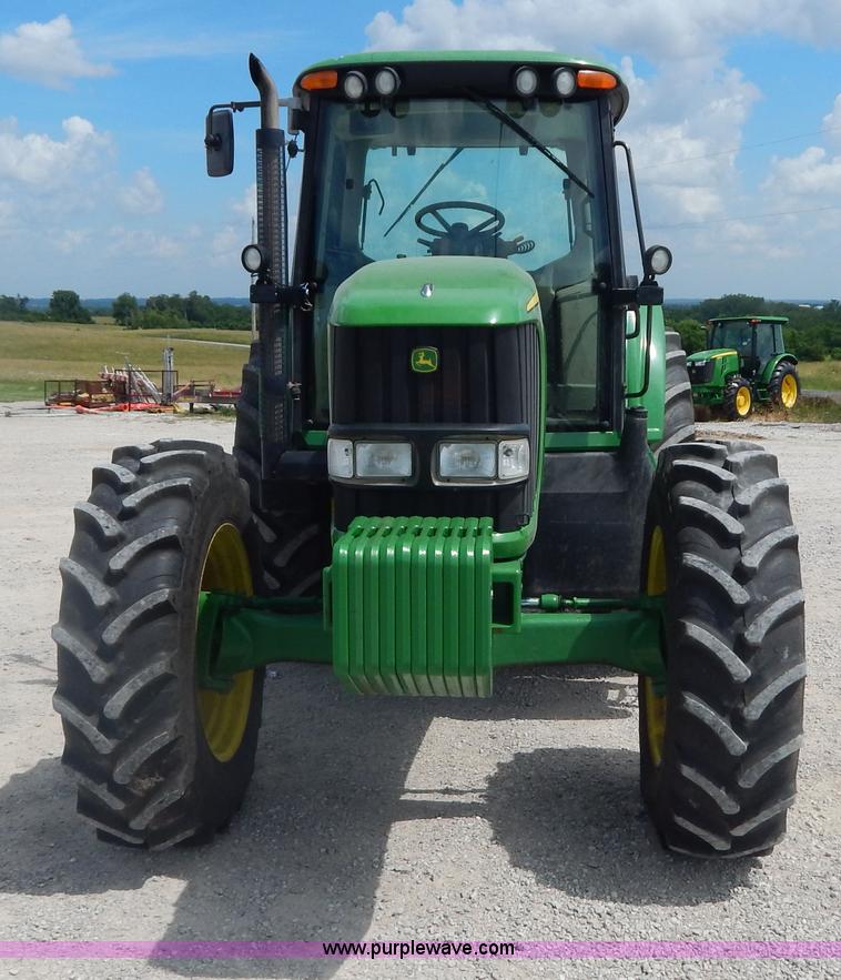 image for item I4678 2005 John Deere 7520 tractor