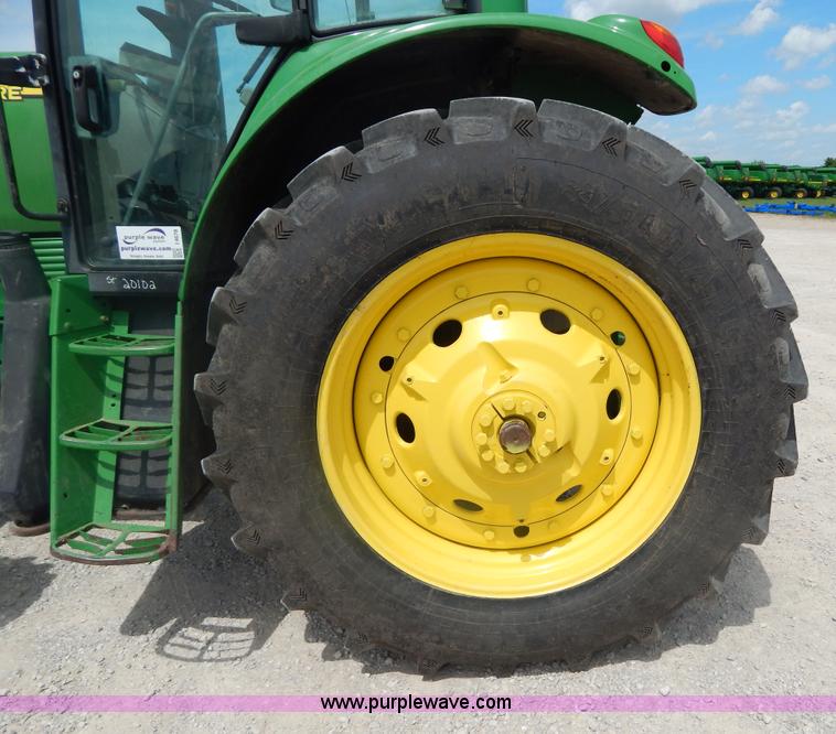 image for item I4678 2005 John Deere 7520 tractor