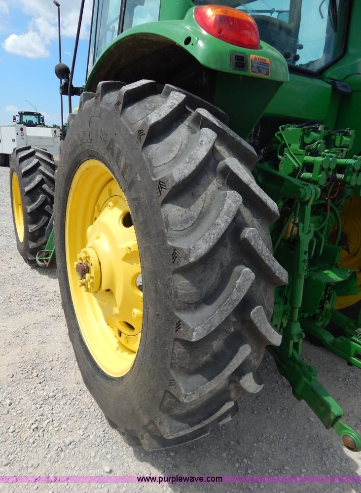 image for item I4678 2005 John Deere 7520 tractor