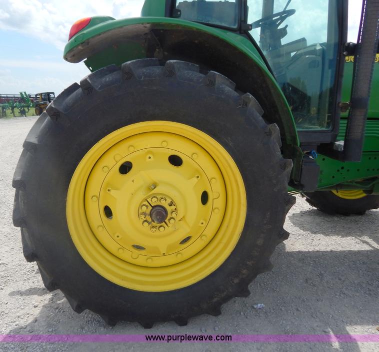 image for item I4678 2005 John Deere 7520 tractor