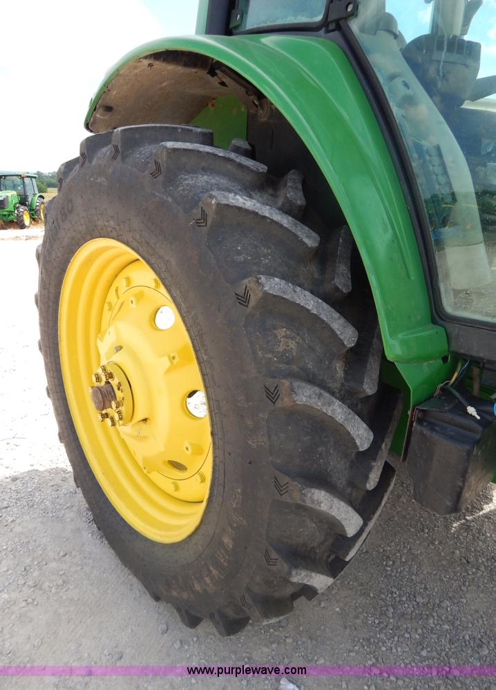 image for item I4678 2005 John Deere 7520 tractor