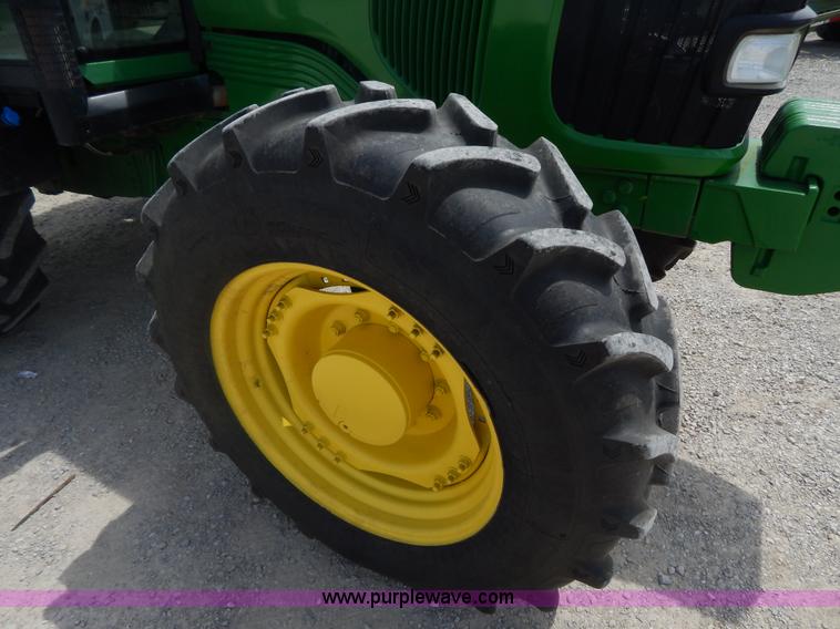 image for item I4678 2005 John Deere 7520 tractor
