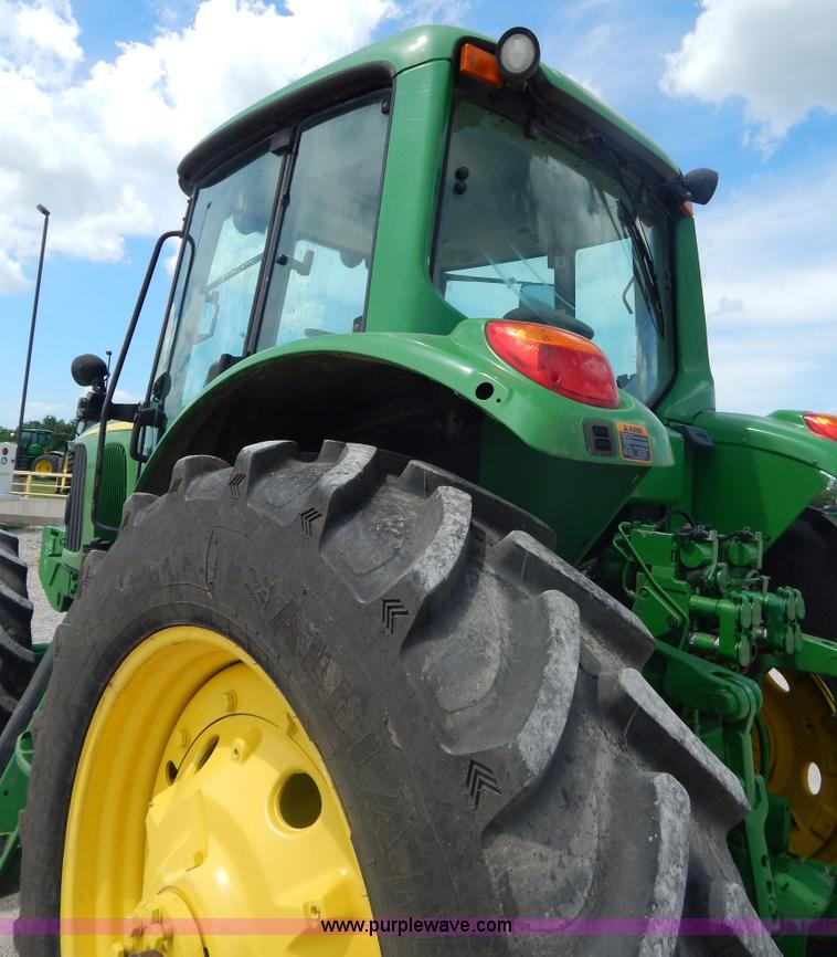 image for item I4678 2005 John Deere 7520 tractor