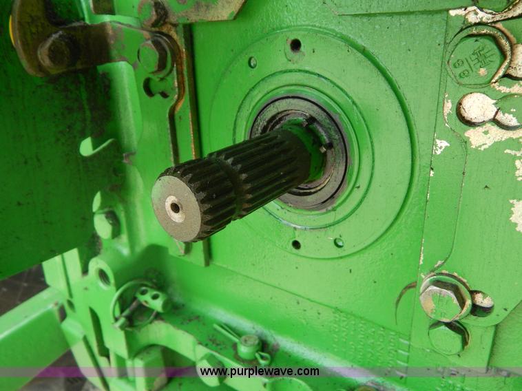 image for item I4678 2005 John Deere 7520 tractor