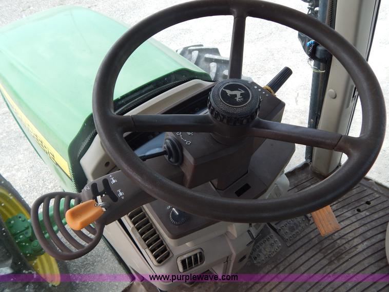 image for item I4678 2005 John Deere 7520 tractor