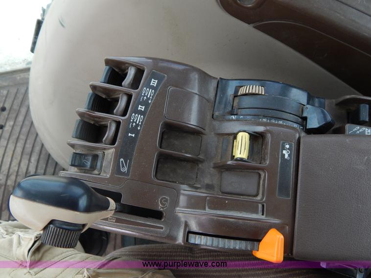 image for item I4678 2005 John Deere 7520 tractor