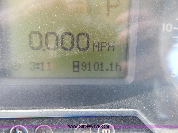 image for item I4678 2005 John Deere 7520 tractor